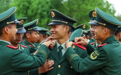 ​毛启国：兵心依旧的武警16式臂章