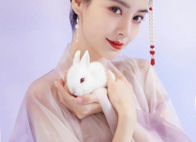 贝克汉姆几个孩子(贝克汉姆光膀子带3儿子踢球)