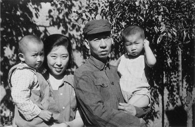 ​王光美夫妇抱着4岁的涛涛和2岁的丁丁，是前任所生，笑得很开心