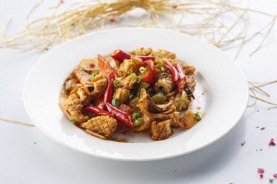 ​炒鱿鱼，只焯水是不够的，多加这一步，鲜香脆爽有嚼劲，还没腥味