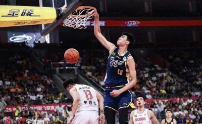 ​小姚明的崭露头角！广东中锋7中7砍下15+6，完美快攻一扣太震撼！