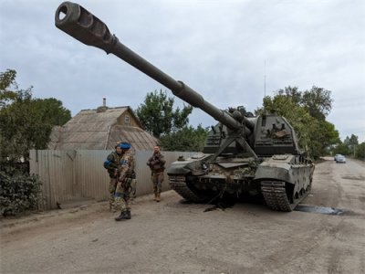 ​伊久姆战斗后，俄军最新型2S19M2自行榴弹炮，已成乌克兰战利品