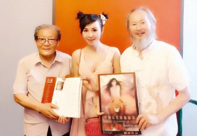 父女艺术大尺度合作惹争议 画家让女儿当裸体模特引热议