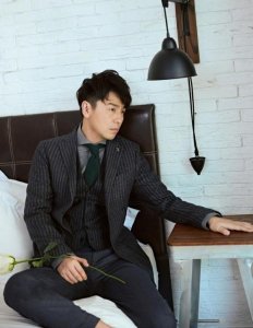 雷佳音评价易烊千玺“特别普通”,他连用两个反问为千玺鸣不平