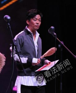​金扫帚颁奖 王宝强现身领“最差导演奖”