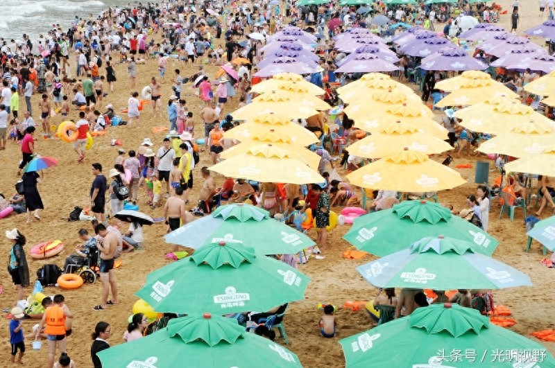 江苏连云港：海滨浴场人气爆棚游客无处下脚，大海变“人海”！