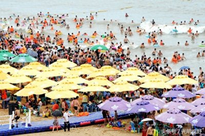 江苏连云港:海滨浴场人气爆棚游客无处下脚,大海变“人海”!