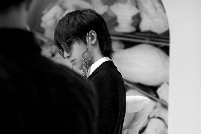 华晨宇写真大片,矜贵又帅气,每一张都要细品