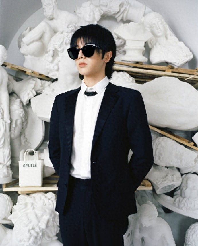 华晨宇写真大片,矜贵又帅气,每一张都要细品