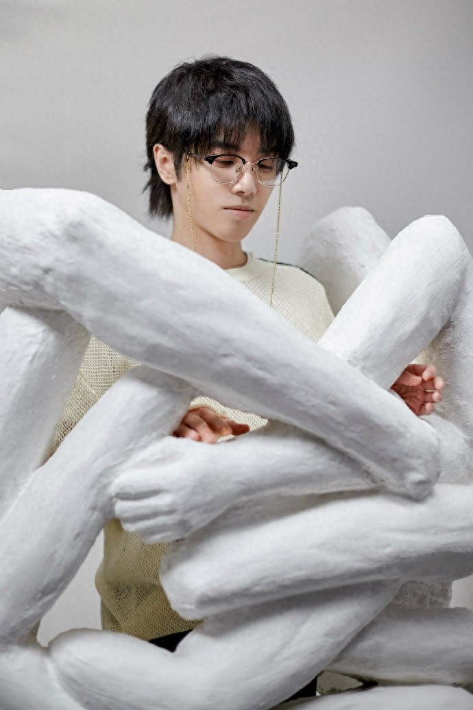 华晨宇写真大片,矜贵又帅气,每一张都要细品