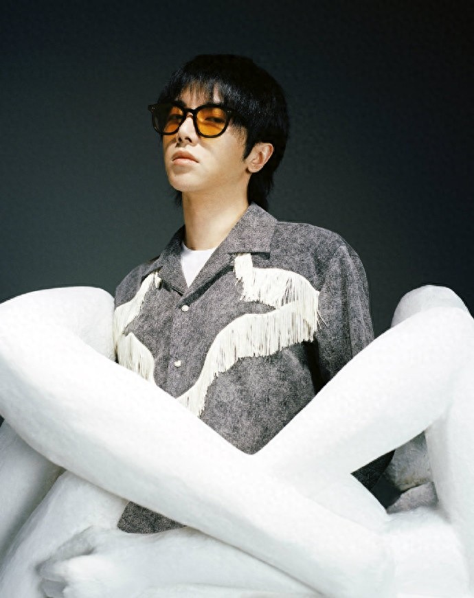 华晨宇写真大片,矜贵又帅气,每一张都要细品
