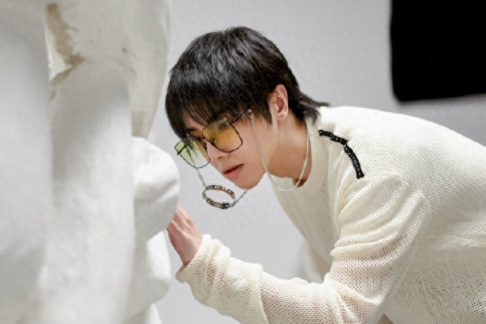 华晨宇写真大片,矜贵又帅气,每一张都要细品