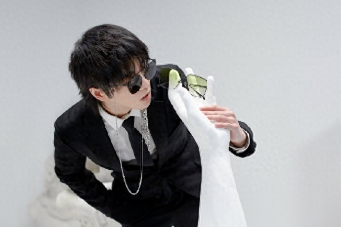 华晨宇写真大片,矜贵又帅气,每一张都要细品