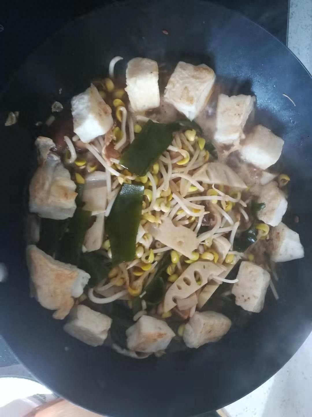 寒冷冬季为家人做碗烩菜吧，简单营养美味，全家吃得饱饱