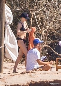 ​达科塔·约翰逊和男友Chris Martin现身墨西哥某海滩度假