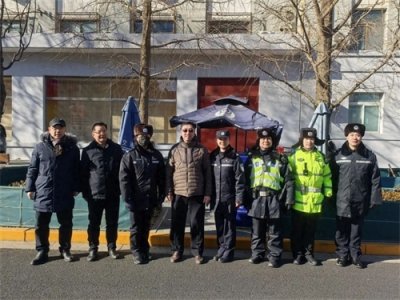 ​区总工会领导慰问户外执勤民警