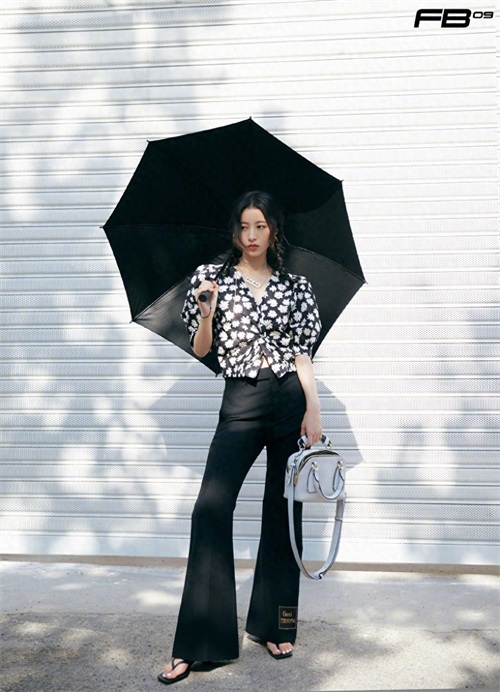 周雨彤 碎花深v上衣写真图片