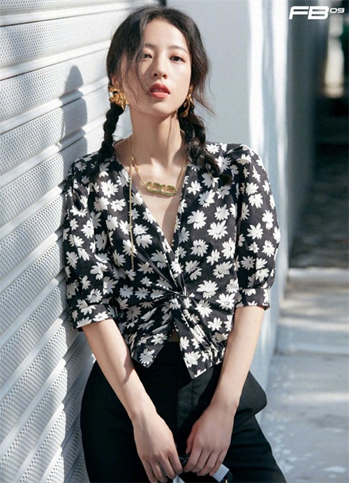周雨彤 碎花深v上衣写真图片