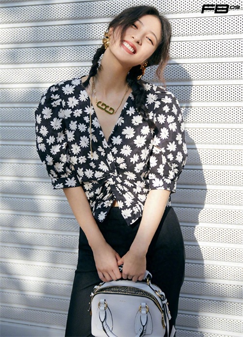 周雨彤 碎花深v上衣写真图片
