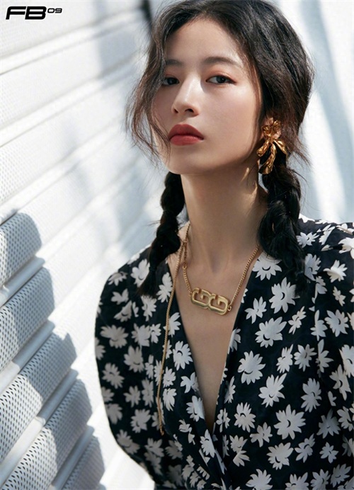 周雨彤 碎花深v上衣写真图片