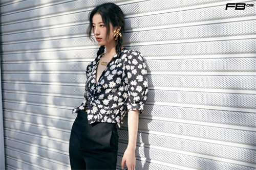 周雨彤 碎花深v上衣写真图片