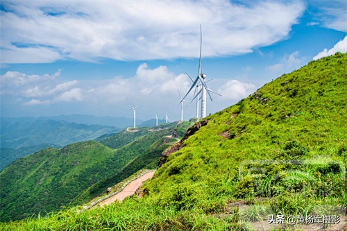 江西于都县屏山牧场的绵延草甸风光，蓝天白云百态千姿景色美如画