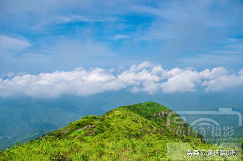 江西于都县屏山牧场的绵延草甸风光，蓝天白云百态千姿景色美如画