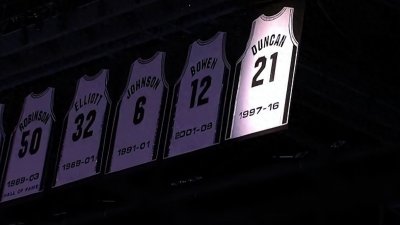 ​NBA球星邓肯：忘掉前妻背叛，娇妻瓦妮莎给他生娃，身材消瘦显老