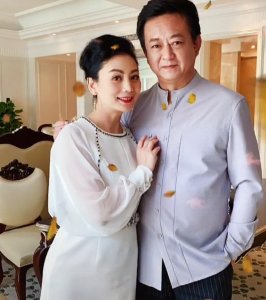​51岁朱军老婆秀恩爱，小鸟依人靠老公怀抱，豪宅内景曝光装修豪华