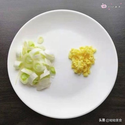 最最接地气的做法，线椒炒鸡丝，滑滑嫩嫩，辣的直想掉眼泪