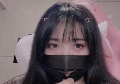 小团团再次素颜出镜,口罩滑落后捂脸愣住10秒,观众:撞脸萌面酥